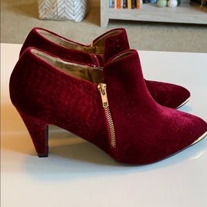 Size 10 crushed red velvet heels with gold toe